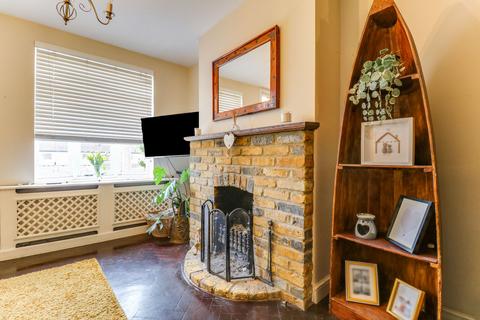 3 bedroom end of terrace house for sale - New Road, Leigh-on-sea, SS9