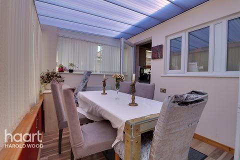 23 Court Avenue, Romford, RM3 0XS