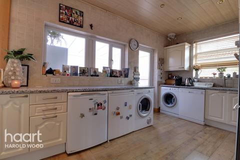 23 Court Avenue, Romford, RM3 0XS