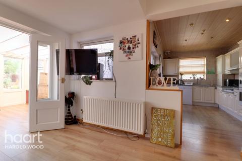 23 Court Avenue, Romford, RM3 0XS