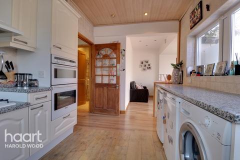 23 Court Avenue, Romford, RM3 0XS
