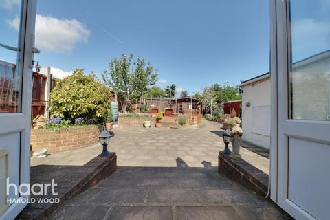 23 Court Avenue, Romford, RM3 0XS
