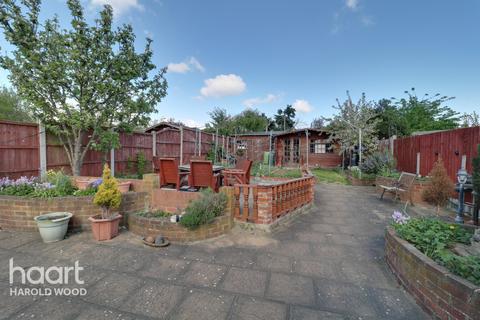 23 Court Avenue, Romford, RM3 0XS