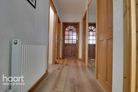 23 Court Avenue, Romford, RM3 0XS