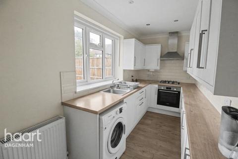3 bedroom end of terrace house to rent, Terrace Walk, Dagenham