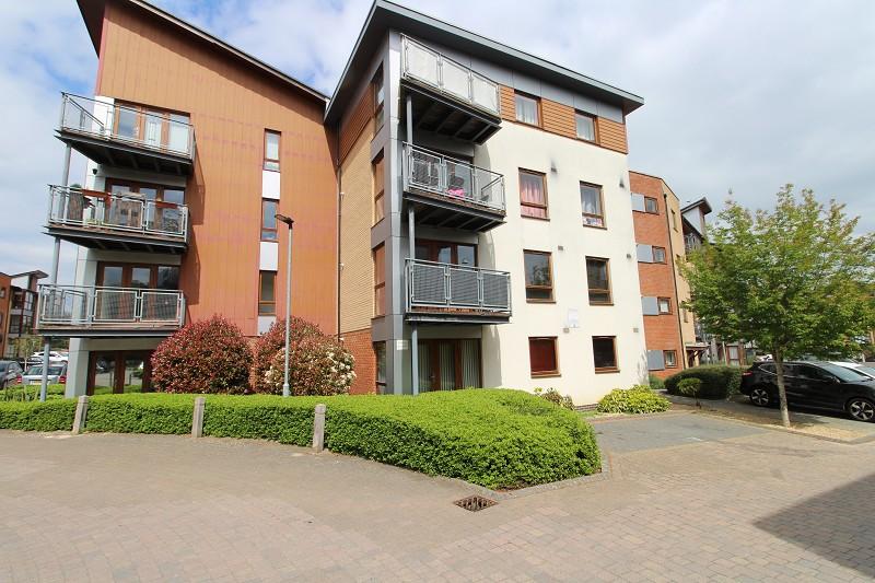 Commonwealth Drive, Crawley, West Sussex. RH10 1AJ 2 bed flat £1,200