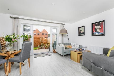 6 Khosla Road, Winchester, SO22 6GT