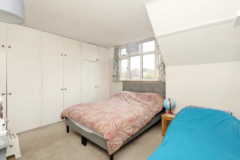 4 Ormond Drive, Hampton, TW12 2TN