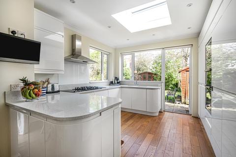 52 Collingwood Avenue, London, N10 3ED