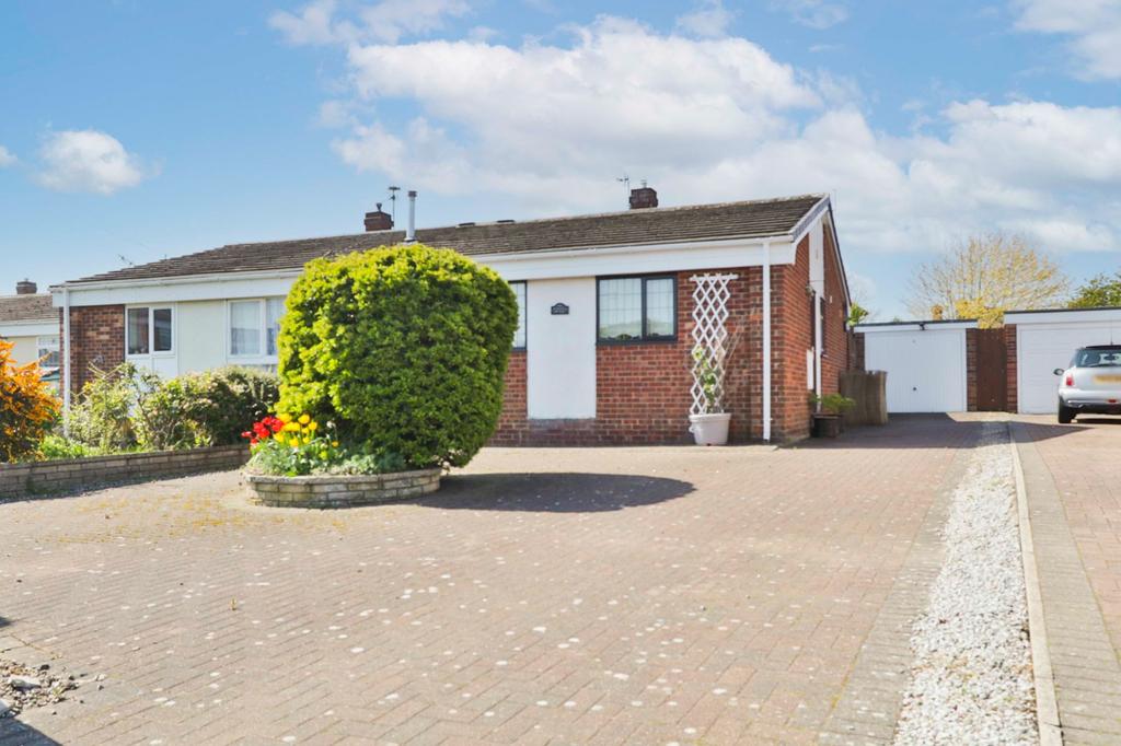 Inmans Road, Hedon, Hull, HU12 2 bed bungalow £100,000