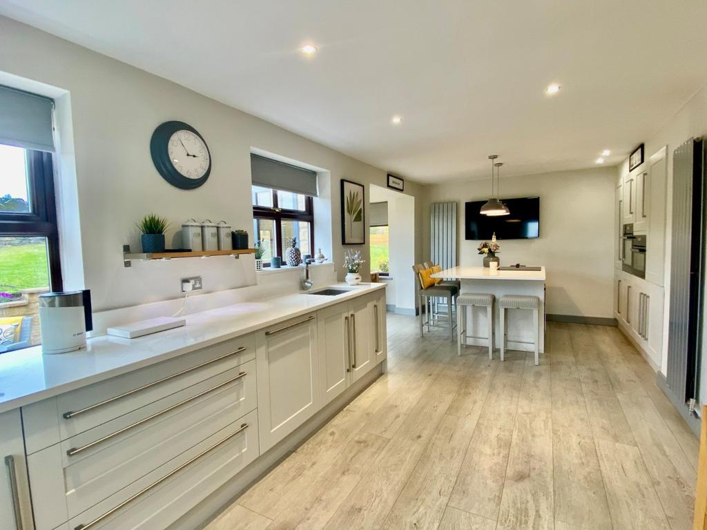 West End Drive, Cleckheaton, BD19 4 bed detached house £350,000