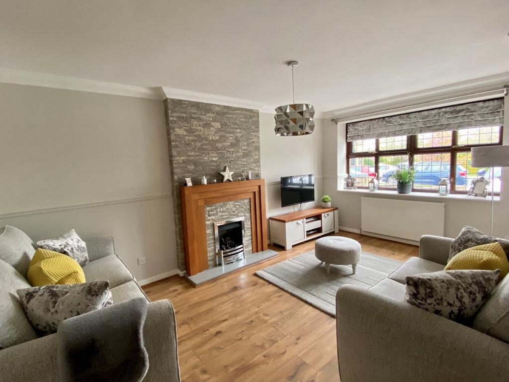 West End Drive, Cleckheaton, BD19 4 bed detached house £350,000