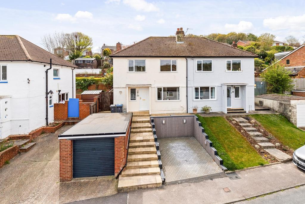 Markland Road, Elms Vale, Dover, CT17 3 bed semidetached house £325,000