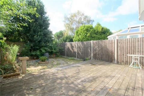 3 bedroom semi-detached house to rent, Wendover Road, STAINES-UPON-THAMES, TW18
