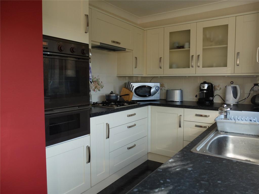 Millbrook Drive, Havant, Hampshire, PO9 2 bed terraced house £875 pcm