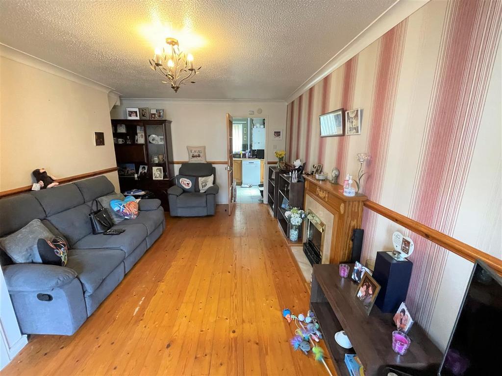 Hendre Road, Llangennech, Llanelli 3 bed semidetached house £185,000