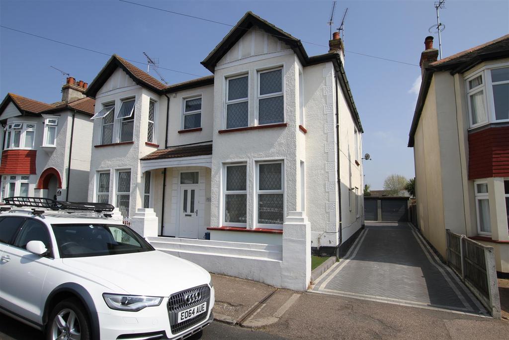 Fairleigh Drive, Leigh On Sea, Essex 1 bed detached house £895 pcm (£