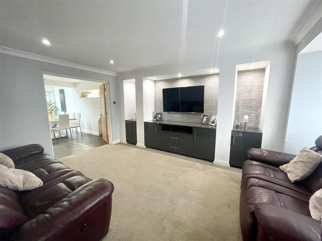Huntingdon Way, Nuneaton 5 bed detached house £400,000