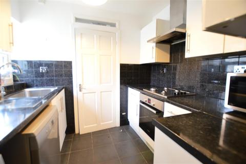 3 bedroom end of terrace house to rent - Grays Place, Slough