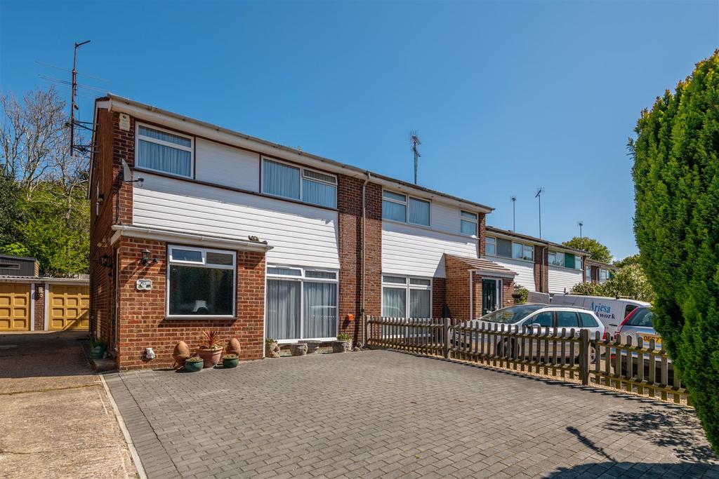 Barnmead, Haywards Heath 3 bed semidetached house £465,000