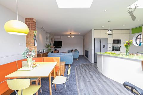 4 Hornbeam Road, Theydon Bois, Epping, CM16 7JX
