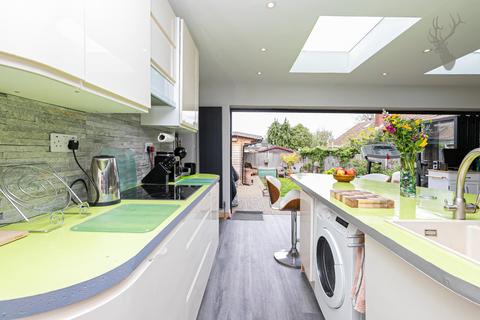 4 Hornbeam Road, Theydon Bois, Epping, CM16 7JX