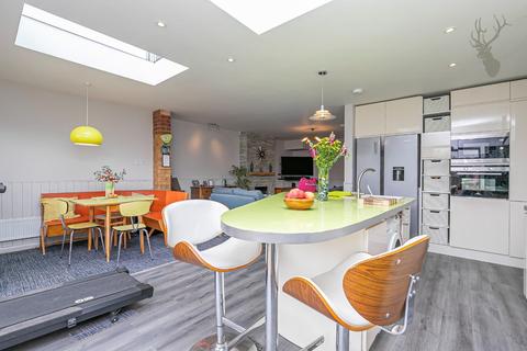 4 Hornbeam Road, Theydon Bois, Epping, CM16 7JX