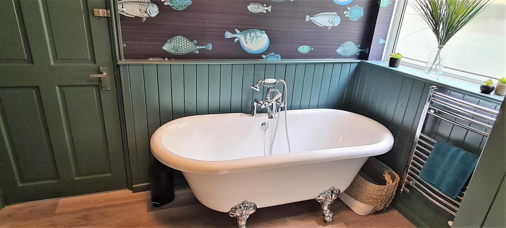 Bathroom (2).jpg