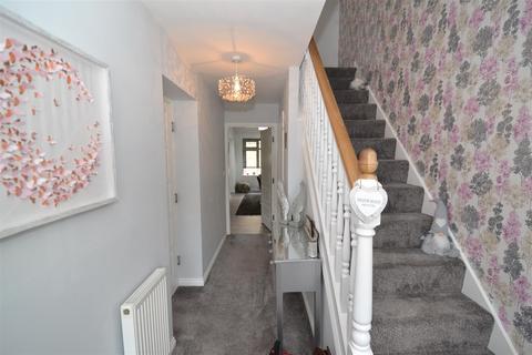 14 Black Myres Close, Queensbury, Bradford, BD13 2FQ