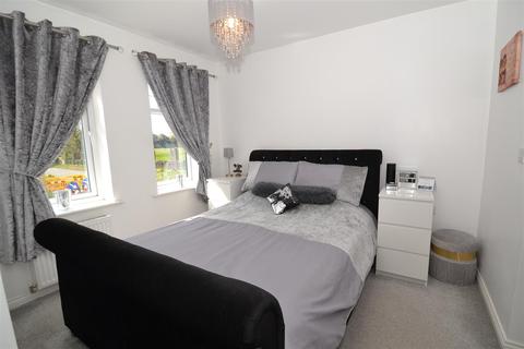 14 Black Myres Close, Queensbury, Bradford, BD13 2FQ