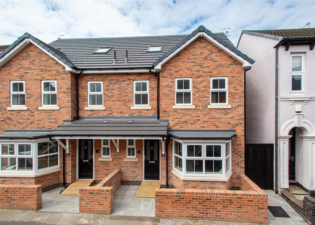 1b Haden Hill, Chapel Ash 4 bed semidetached house £279,950