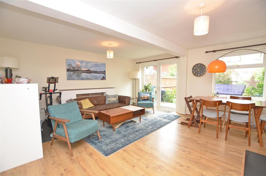 Kingston Lane, Teddington 3 bed terraced house £2,350 pcm (£542 pw)