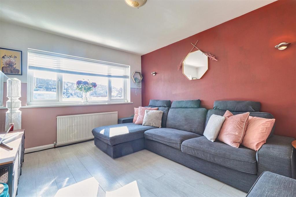 Haw Lane, Yeadon, Leeds 3 bed terraced house £219,950