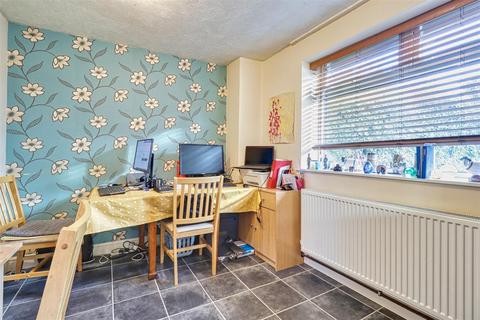 6 Eliot Grove, Guiseley, Leeds, LS20 9BH