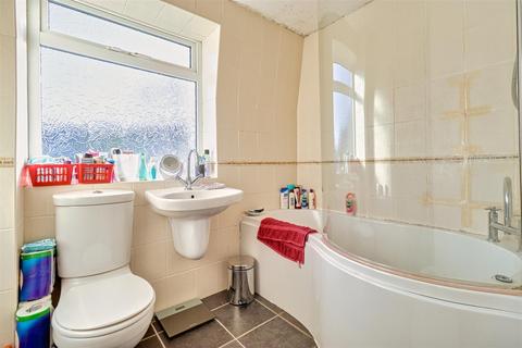 6 Eliot Grove, Guiseley, Leeds, LS20 9BH