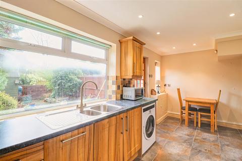 77 Fieldhead Road, Guiseley, Leeds, LS20 8DU