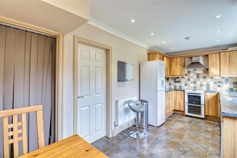 77 Fieldhead Road, Guiseley, Leeds, LS20 8DU