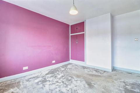 77 Fieldhead Road, Guiseley, Leeds, LS20 8DU