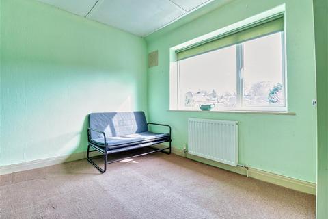 77 Fieldhead Road, Guiseley, Leeds, LS20 8DU