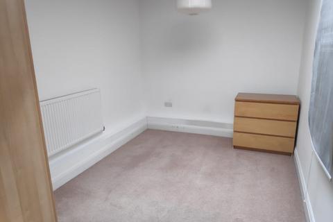 2 bedroom apartment to rent, Grovehill Road, Redhill