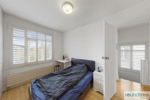 71 Hall Lane, London, NW4 4TJ