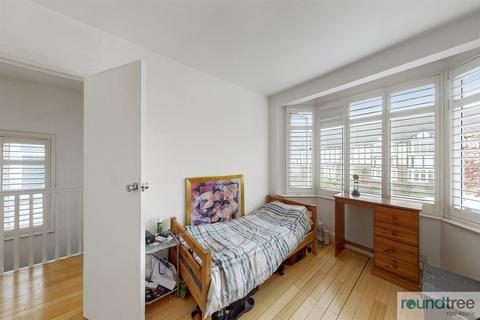 71 Hall Lane, London, NW4 4TJ