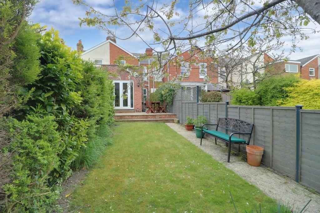 Soper Grove, Basingstoke RG21 5PU 3 bed terraced house £350,000