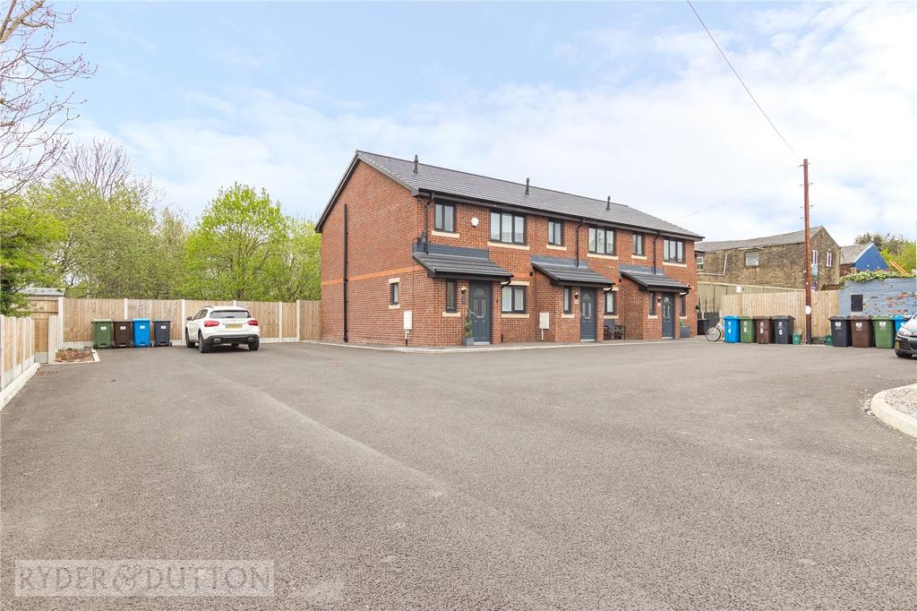 Holden Fold Lane, Royton, Oldham, OL2 3 bed end of terrace house £250,000
