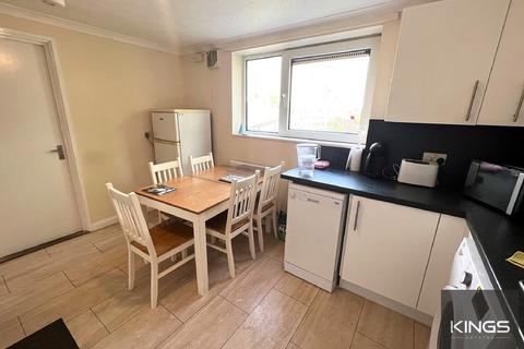 4 bedroom flat to rent, St. James's Road, Southsea