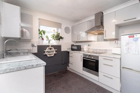 10 Glebe Road, Warlingham, CR6 9NJ