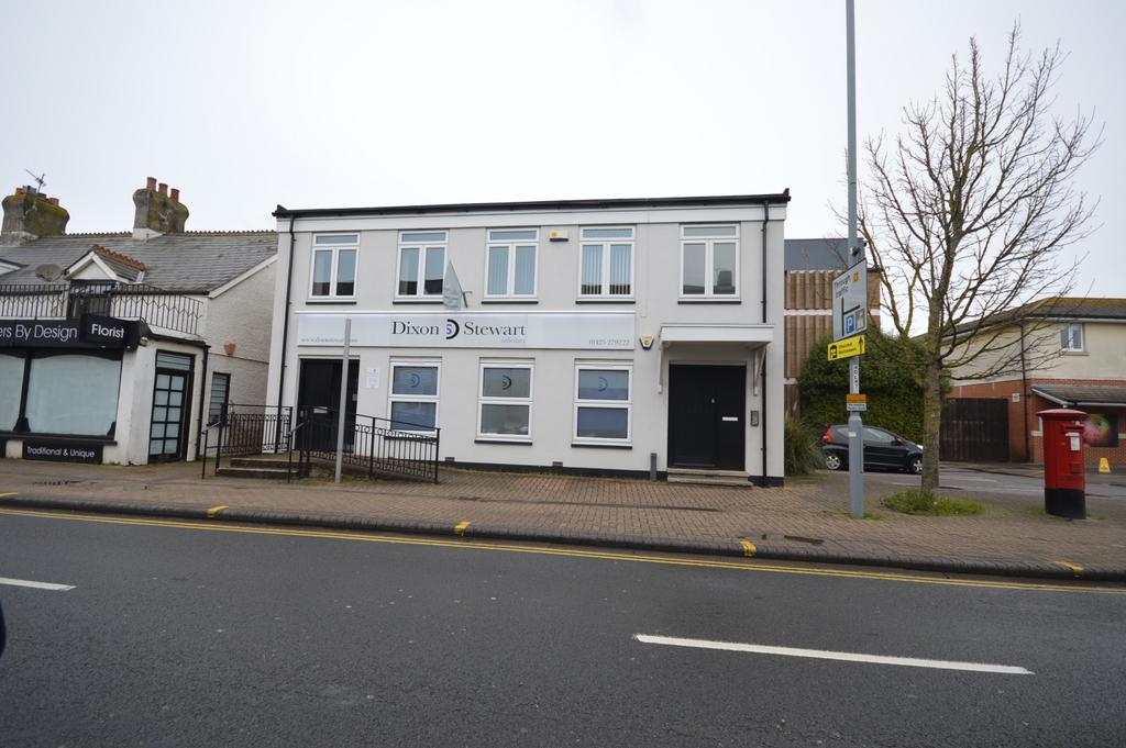 374 Lymington Road, Highcliffe... 1 bed flat £795 pcm (£183 pw)