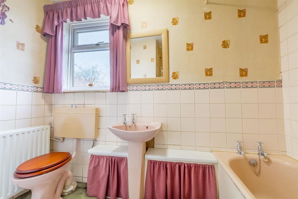 Bathroom (4)-HDR copy.jpg