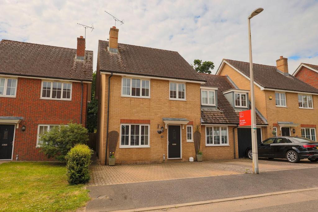 Saxon Gate, Burghfield, Reading 4 bed detached house £525,000
