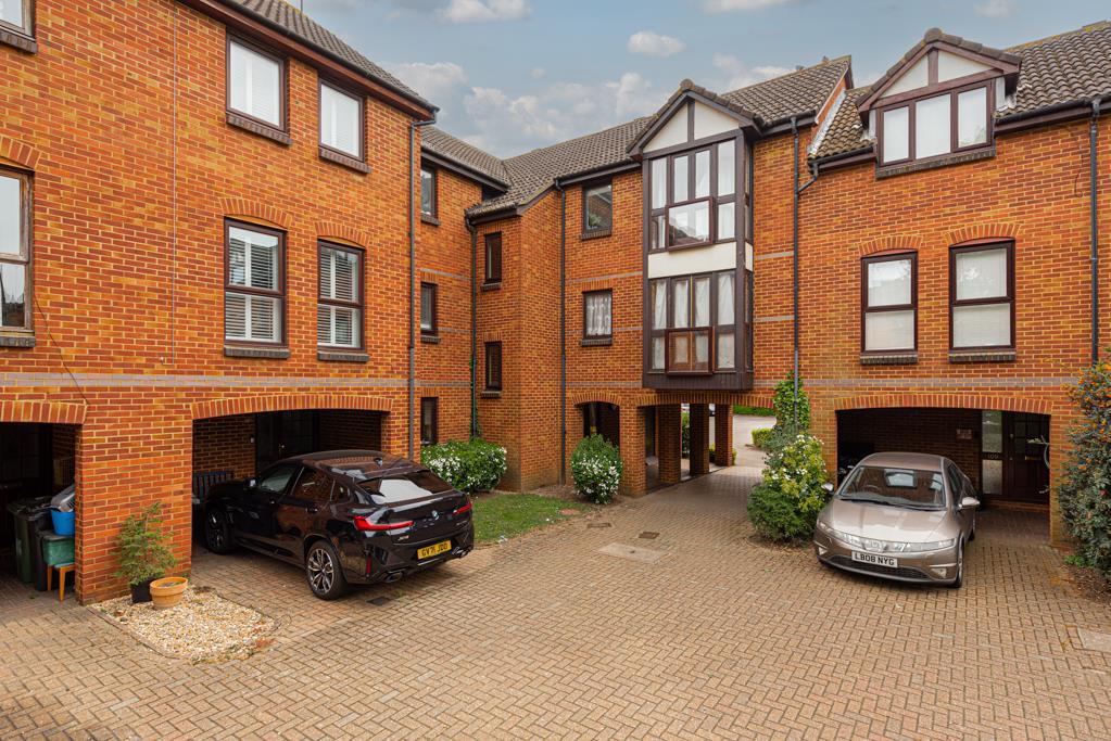 Farriers Road, Epsom 2 bed flat £325,000